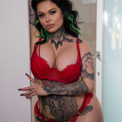 Xwife Karen In 'Naughty America' Vollbusige tätowierte Latina-Xwife Karen verführt den Mann ihrer Freundin mit ihren großen Titten (Ein 1)