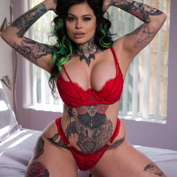 Xwife Karen In 'Naughty America' Vollbusige tätowierte Latina-Xwife Karen verführt den Mann ihrer Freundin mit ihren großen Titten (Ein 135)